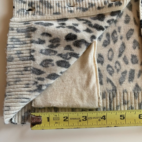 Forever21 Animal Print Cardigan Small with Pockets & Buttons. Good Condition. - Picture 4 of 10